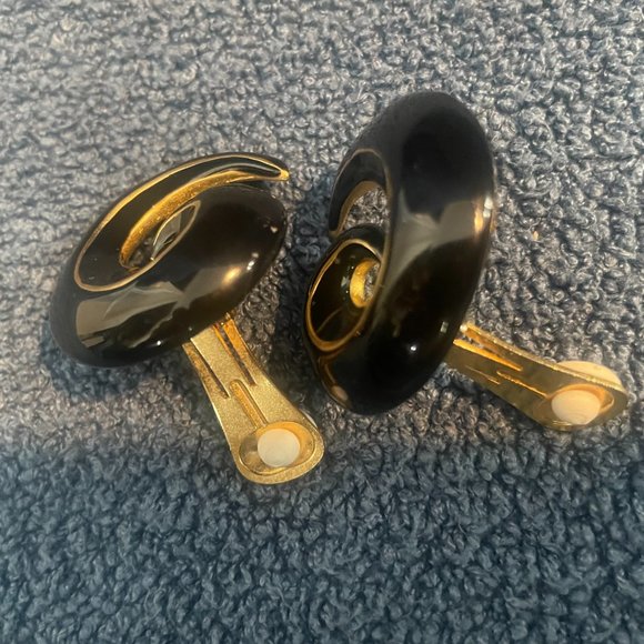 Kenneth Jay Lane Black Enamel Swirl Clip-on Earrings - Picture 5 of 8